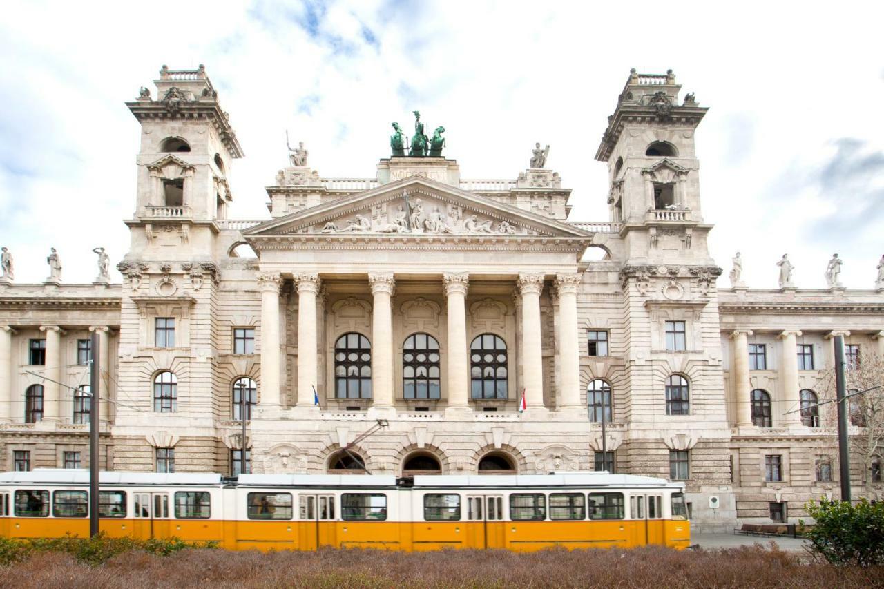 Atlanta Apartment Is In The Heart Of Budapest Esterno foto